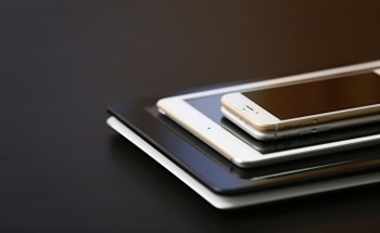 The makers of high-end cell phones, game systems, MP3 players and other handheld devices are promoting a new innovation: scratch-resistant screens. 