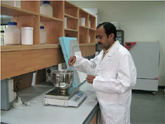 Product test at the Technical Center in Mumbai: The new facility serves as a regional competence center to developments new products and applications with regards to locally available raw materials and climatic conditions in India (photo: Wacker Chemie AG).