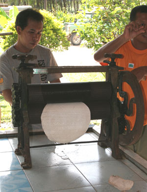 AZoM - Metals, ceramics, polymers and composites - Final rolling of the latex sheets using a textured roller.