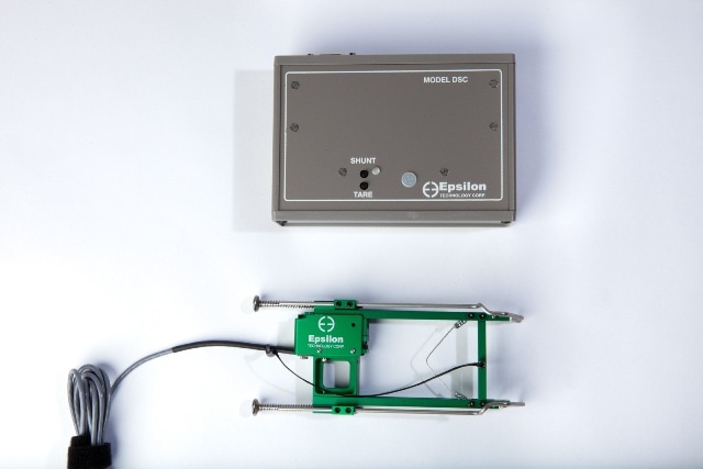 Model DSC single-channel digital signal conditioner (top panel) with Model 3542 extensometer
