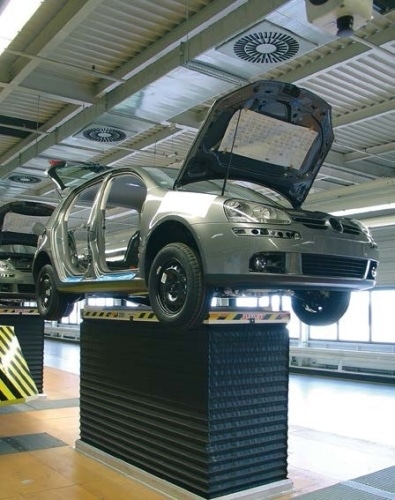 Height of lifting platforms on automobile production lines
