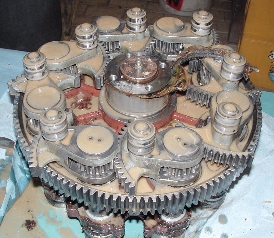 Oil analysis detects glue in the gearbox reservoir of a labeling machine