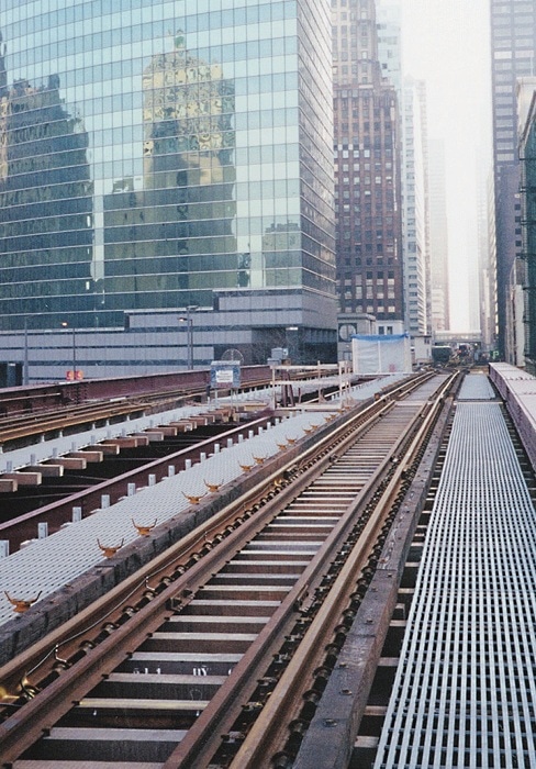 Chicago Transit maintenance walkways alongside elevated train tracks constitute one of the largest fiberglass grating installations in history. This project used DURAGRID® T-5000 51 mm with a custom polyester resin.