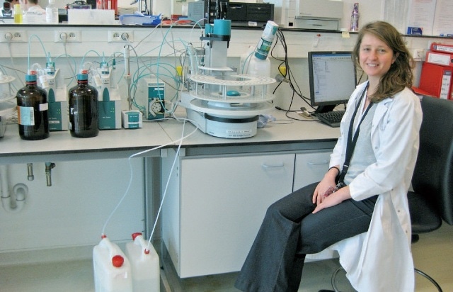 Julie Tilquin is the responsible lab technician for the fully automated Metrohm titration system.