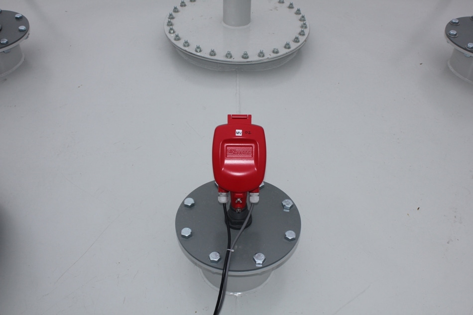 A 3DLevelScanner non-contact sensor mounted on the silo roof continuously measures the level of resins in the silo.
