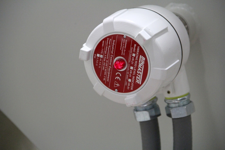The VR-21 vibrating rod alerts to low levels in surge bins.