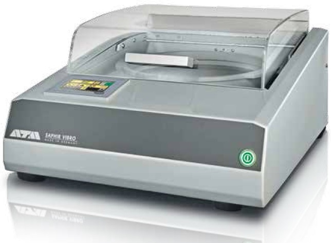Vibratory polishing device of ATM GmbH: “Saphir Vibro”.