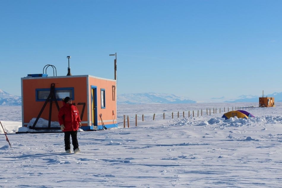 The fish hut was located on the ice, 30 km from McMurdo Station. (P. DeCarlo, all rights reserved)