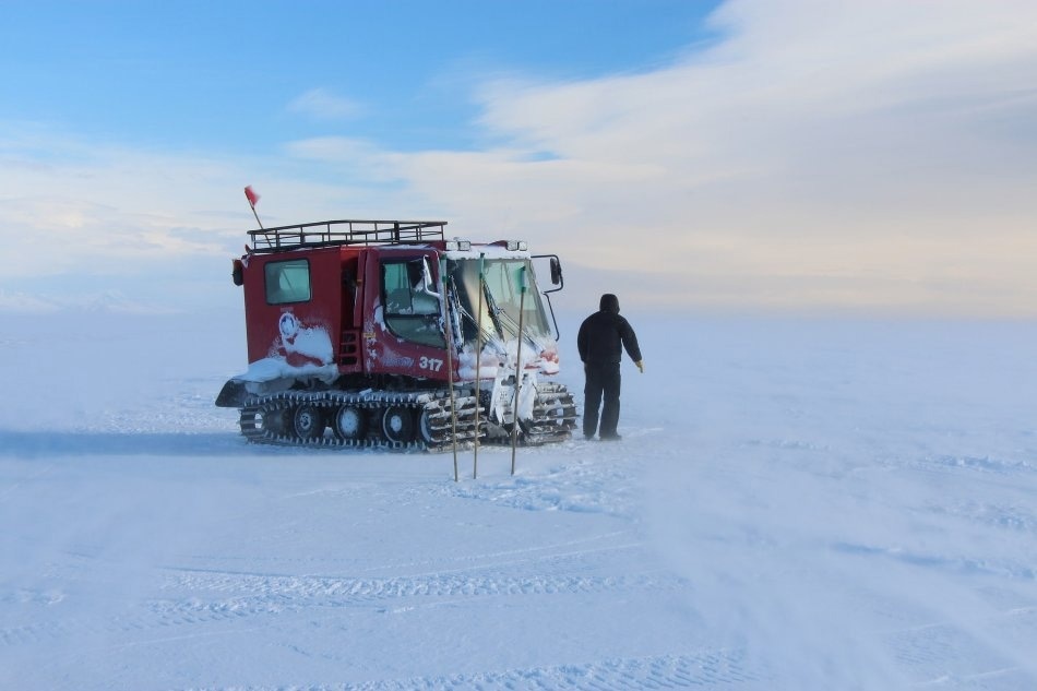 PistenBully for travel to the site. (P. DeCarlo, all rights reserved)