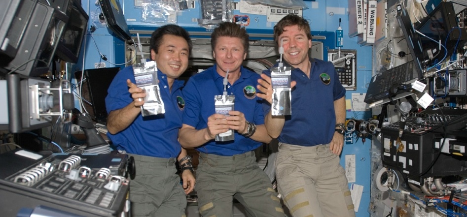 Top: The ISS crew drinking water from the new recycling system for the first time. Middle: Foods that contain lots of water, such as the creamed spinach in the image, are taken in dehydrated form. They are rehydrated in space using recycled water. Photos: NASA / spaceflight.nasa.gov. Bottom: Astronaut Peggy Whitson with a rehydrated space cheeseburger. Photo: NASA / flickr.com/photos/nasa2explore.