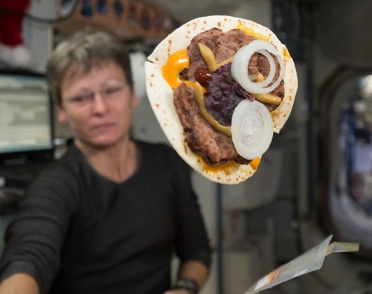 Top: The ISS crew drinking water from the new recycling system for the first time. Middle: Foods that contain lots of water, such as the creamed spinach in the image, are taken in dehydrated form. They are rehydrated in space using recycled water. Photos: NASA / spaceflight.nasa.gov. Bottom: Astronaut Peggy Whitson with a rehydrated space cheeseburger. Photo: NASA / flickr.com/photos/nasa2explore.