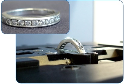 Diamond ring fixed in the sample holder vice on the LUMOS stage.