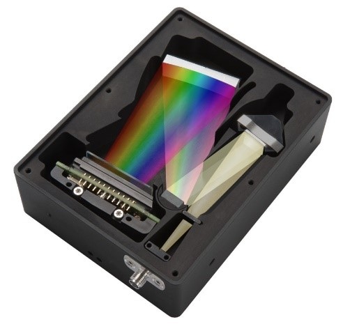 Typical Avantes spectrometer with the beam path through the Czerny-Turner spectrograph to the detector overlaid.