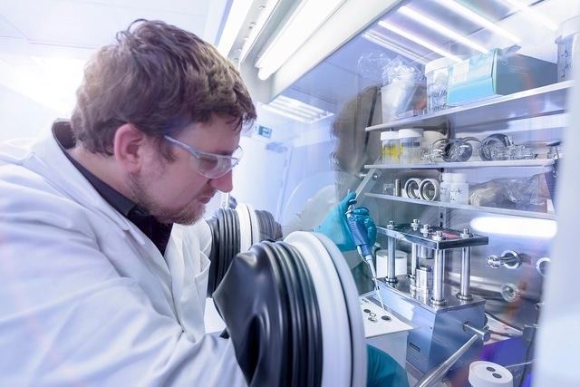 An example of a typical glovebox environment.
