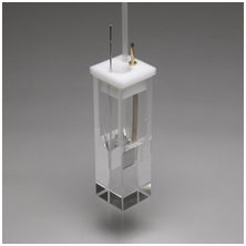 A Spectroelectrochemical cell with integrated electrodes.