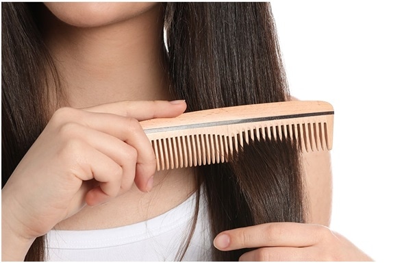 to comb ones hair