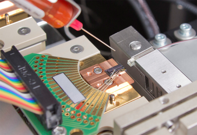 Coupling a fiber array to a PIC using an alignment system with 6 degrees of freedom.