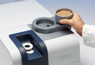 Measurement of wheat on the integration sphere of the MPA II.