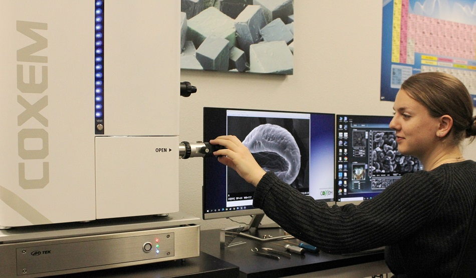 The Coxem EM-30N is a perfect fit for smaller universities, undergrad education, and basic research.