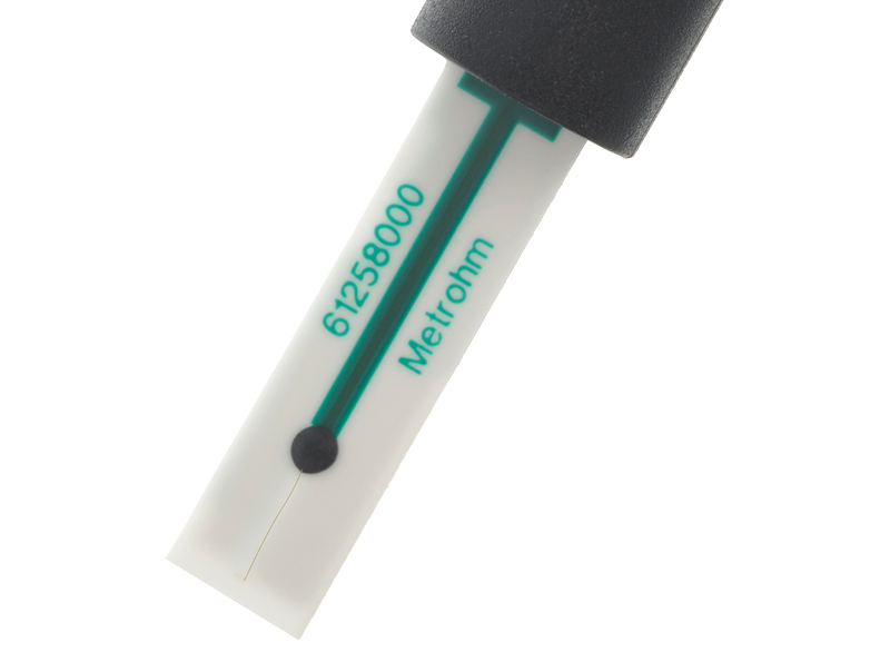 Close-up view of the gold micro-wire working electrode on the scTRACE Gold.
