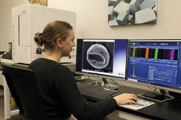 The EM-30 Tabletop Electron Microscope is an ideal tool for museums and universities