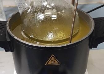 A precise temperature control of the reaction is only possible by means of use of an external temperature sensor