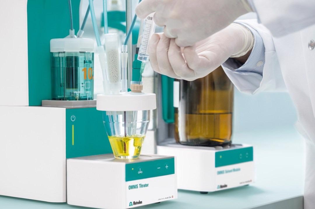 Manual sample injection for volumetric KF Titration.