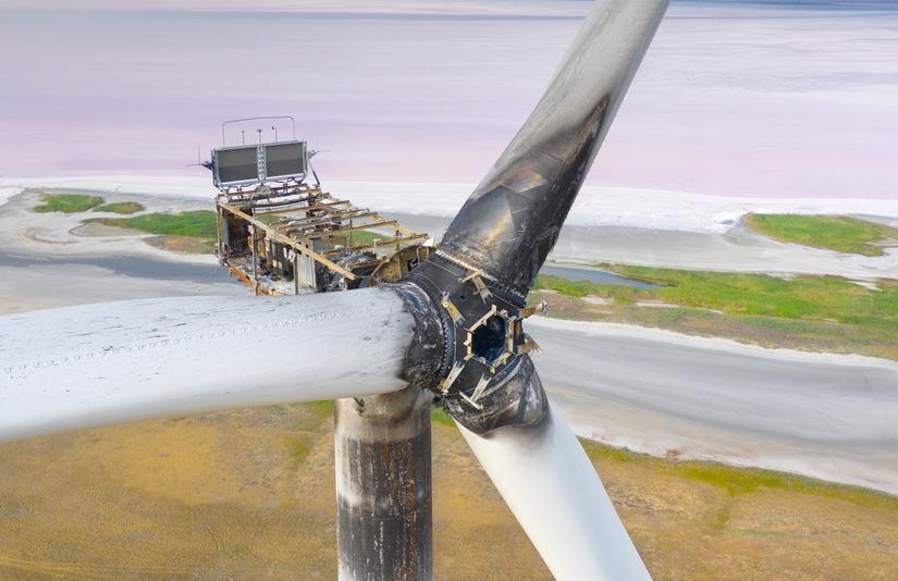 wind turbine damaged by lightning