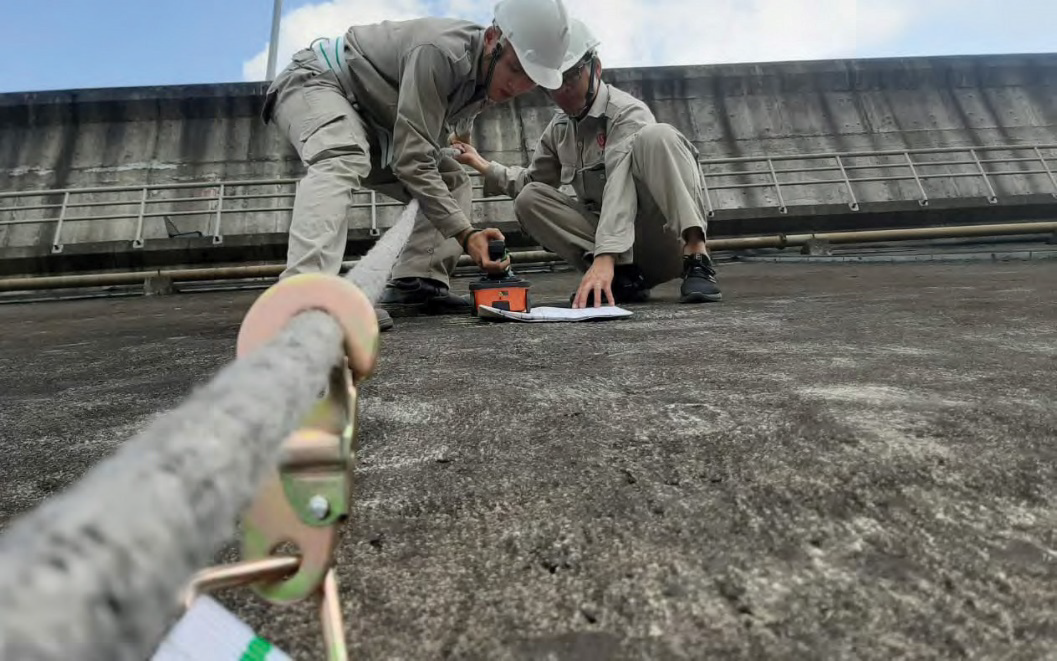 GSSI using the Structure Scan™ Mini XT to refine the dam survey area.