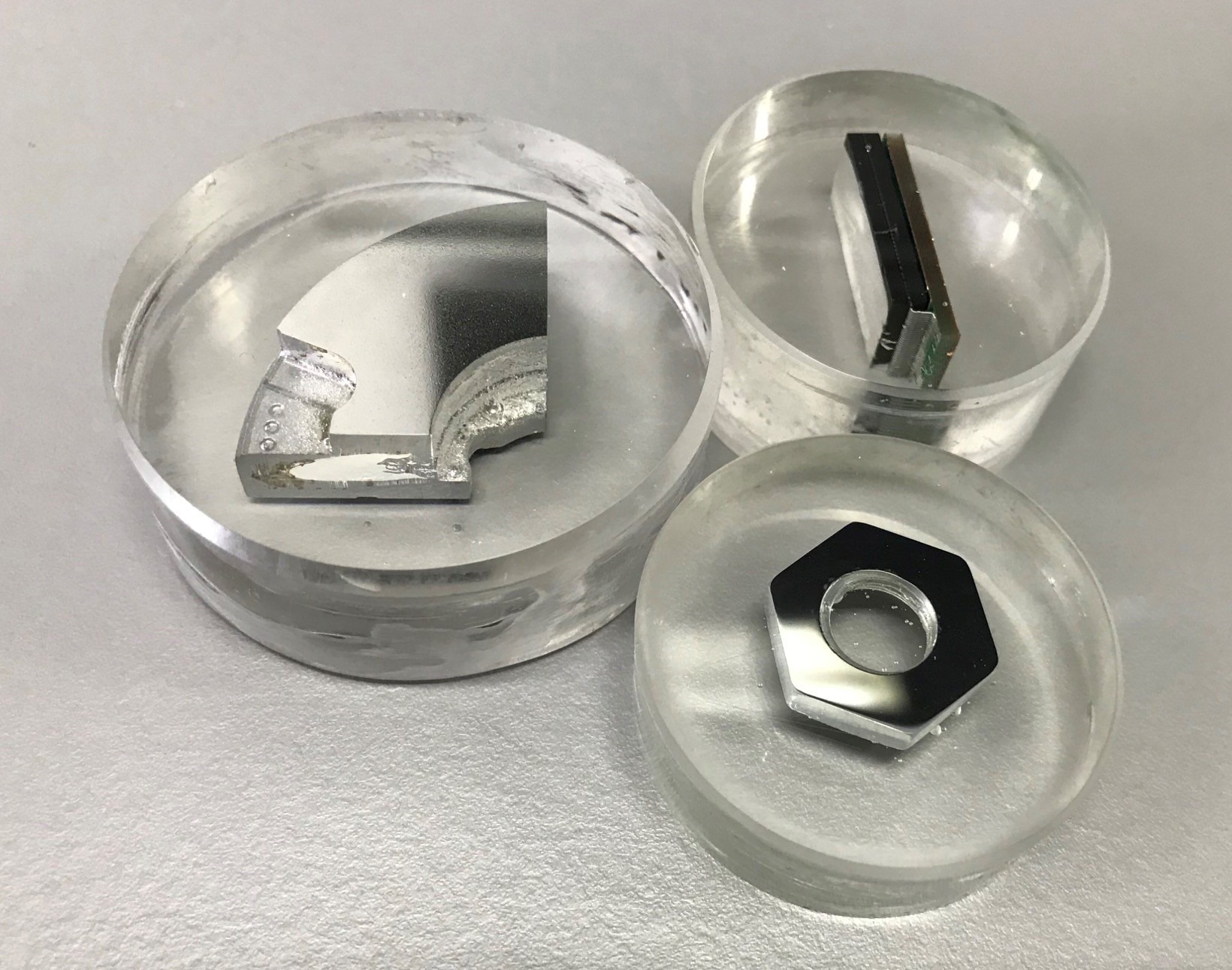 Samples mounted with Qmount