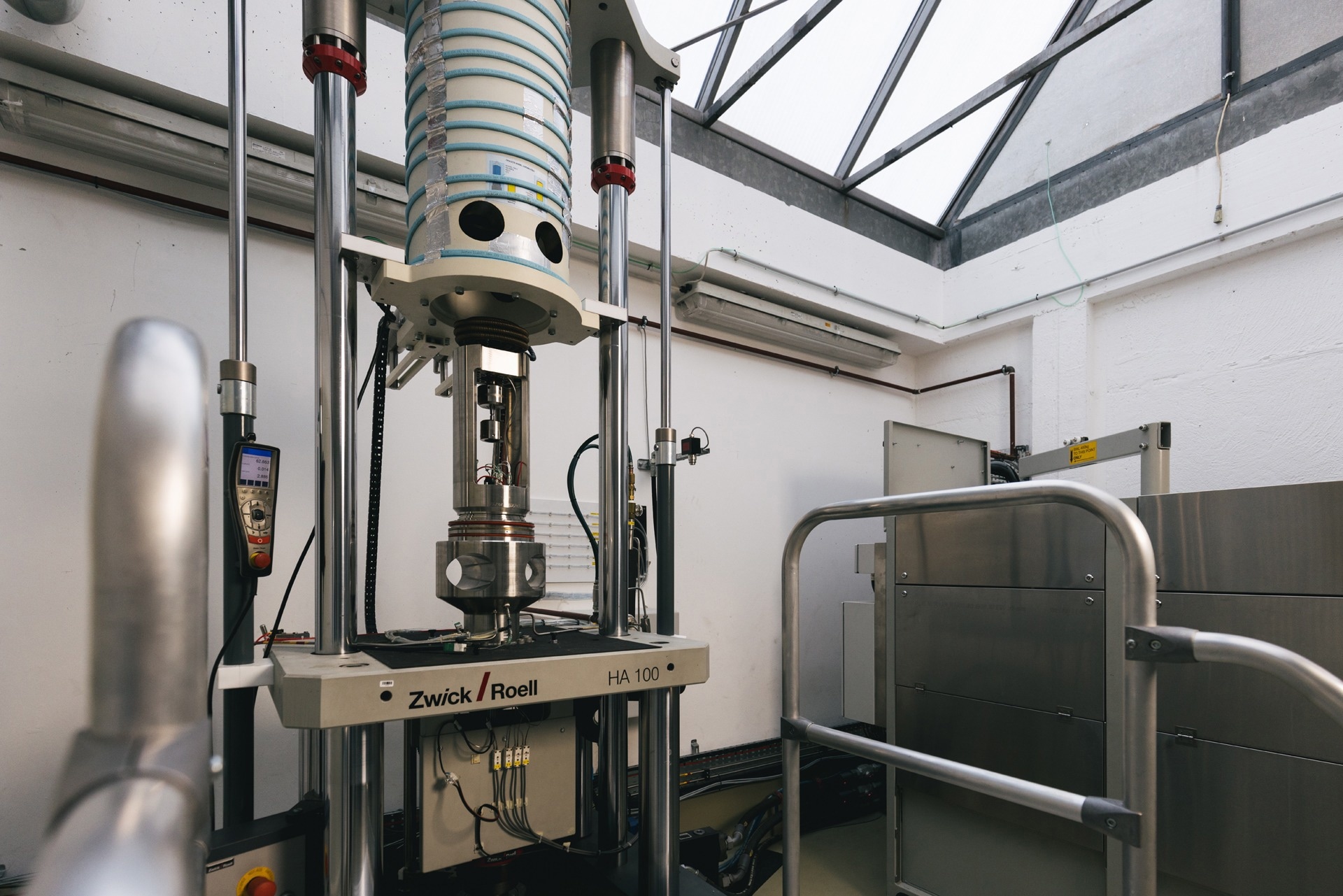 HA 100 servohydraulic testing machine with hydrogen tank.