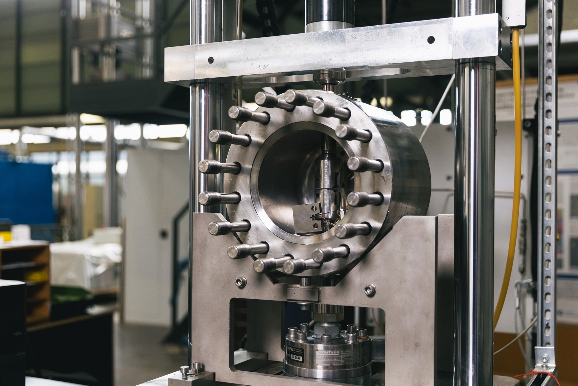 HC Compact 25 servohydraulic testing machine.
