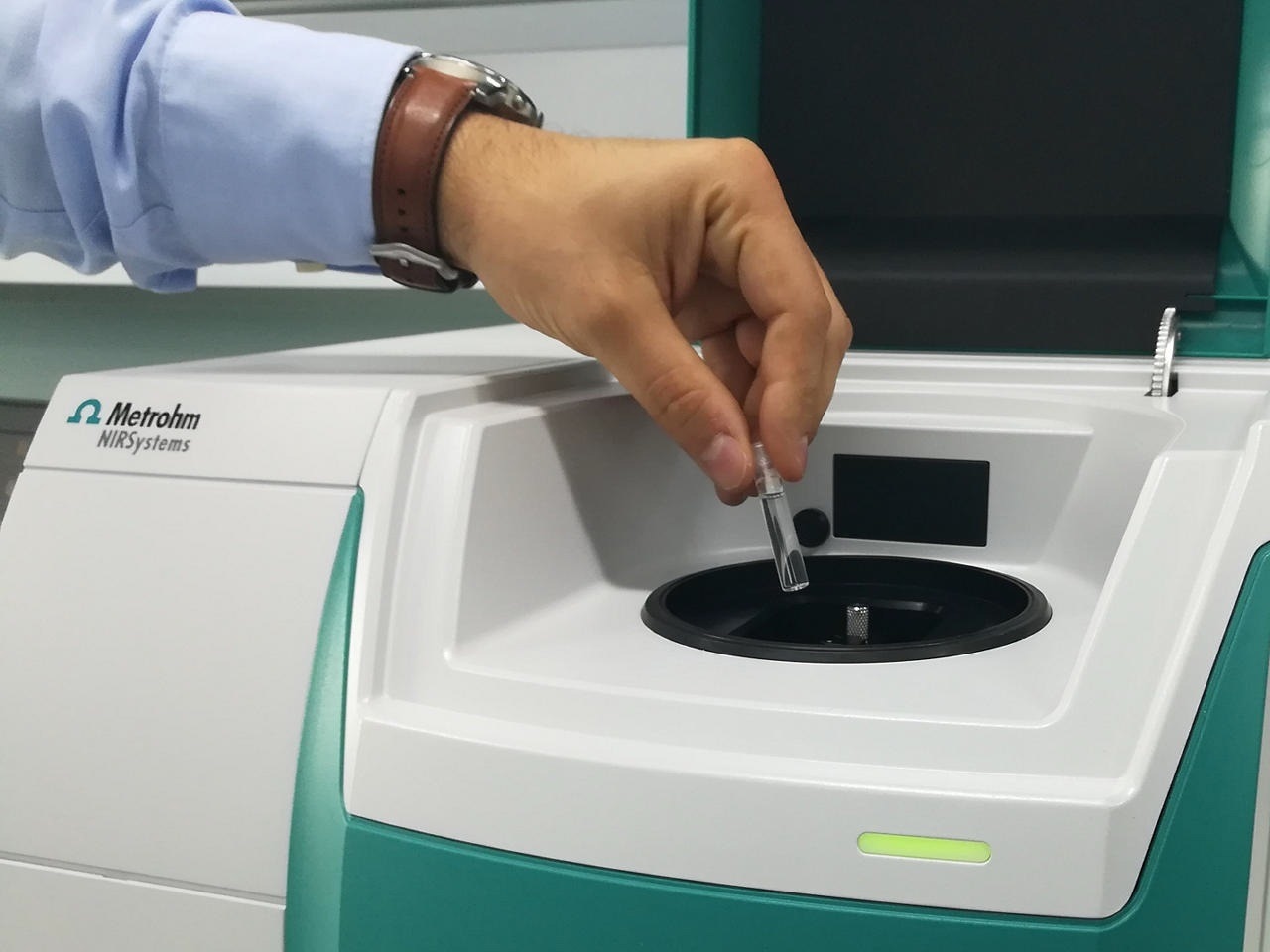 DS2500 Liquid Analyzer and a sample filled in a disposable vial.