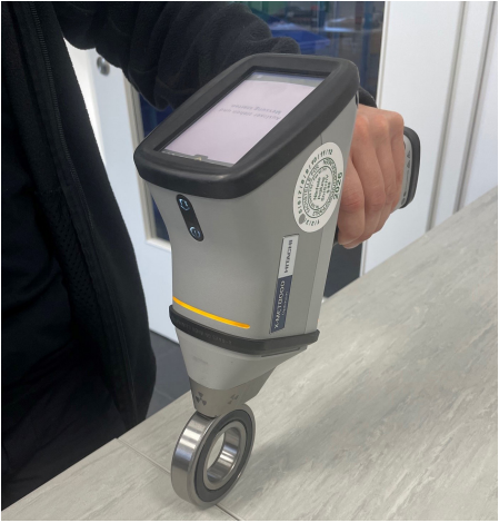 Non-destructive analysis of a rolling bearing with the X-MET8000 XRF handheld device