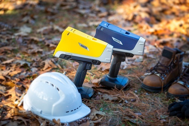 The Vanta Max (yellow) and Vanta Core (blue) handheld XRF analyzers provide fast elemental analysis and alloy ID.