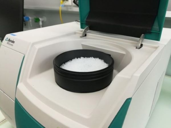 DS2500 Solid Analyzer with PET pellets present in the rotating DS2500 Large Sample Cup