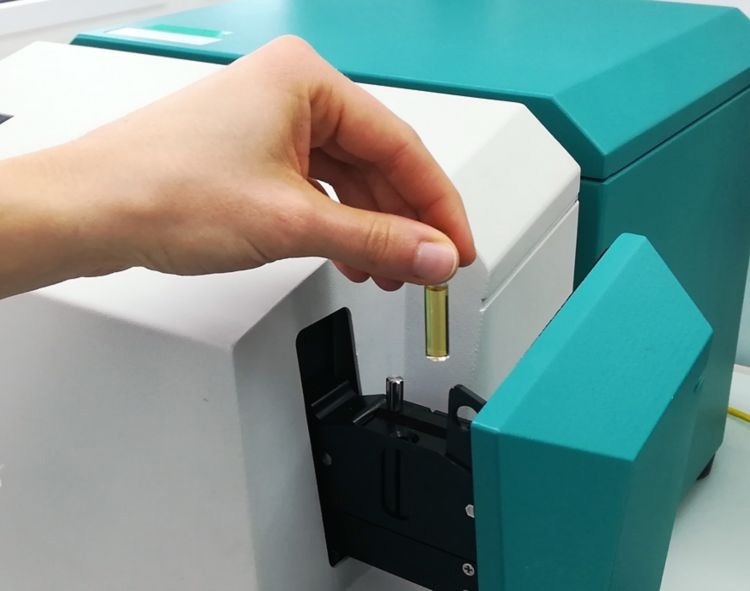 XDS RapidLiquid Analyzer and a polyol sample present in a 4 mm disposable vial