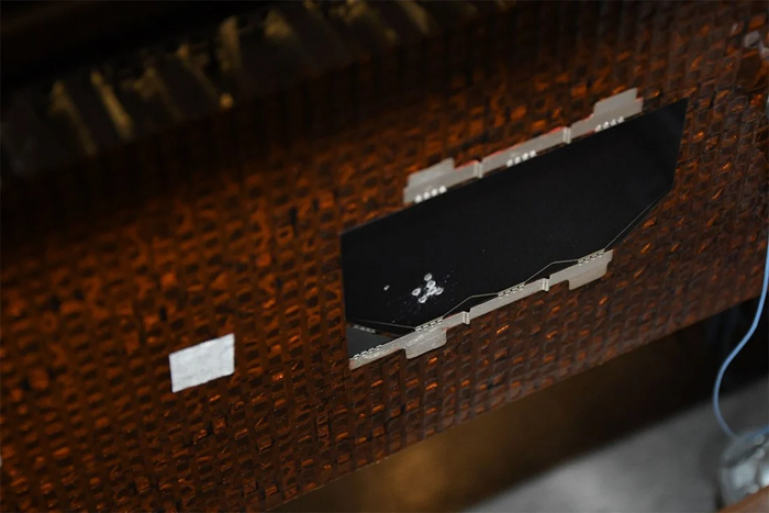 Perforated photovoltaic cell through several individual particles