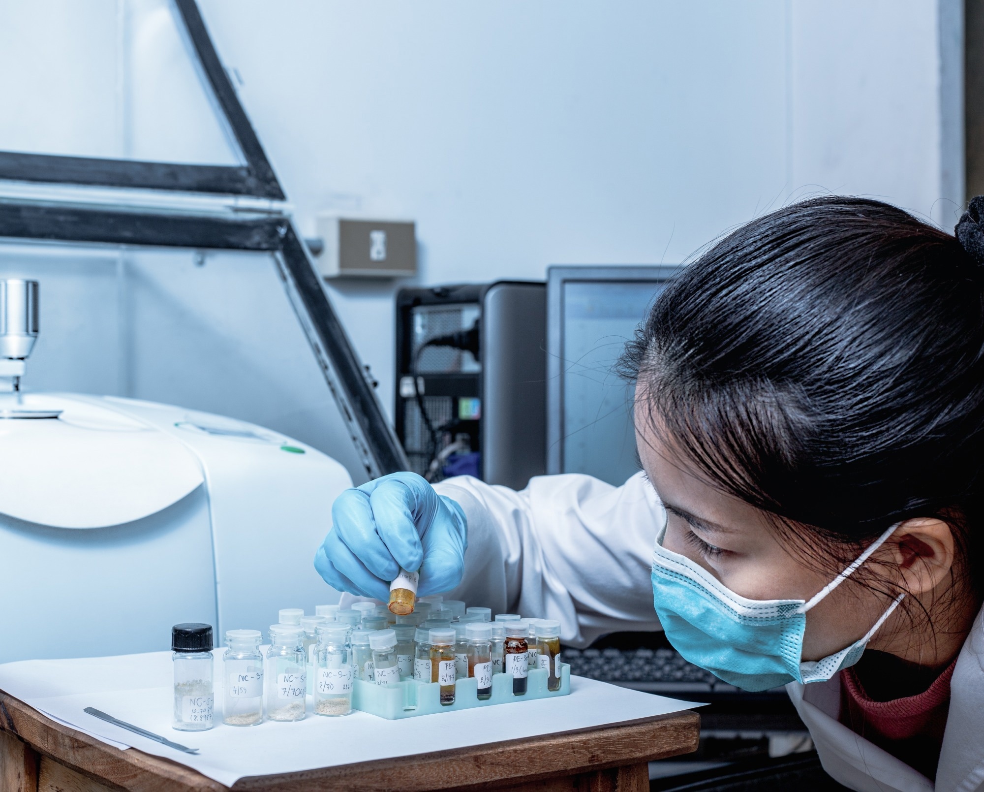 Sample analysis with Fourier Transform Infrared Spectroscopy (FTIR) instrument