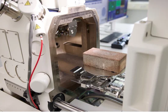 Samples up to 300 mm diameter can be fully inspected (SU3900SE)