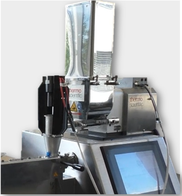 Twin-screw feeder with Ionisator at the outlet tube prevents feed funnel blockage by electrostatically charged foil shreds