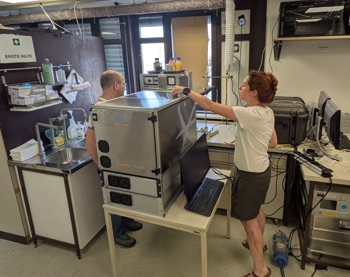 The VOCentinel being installed at the IAO