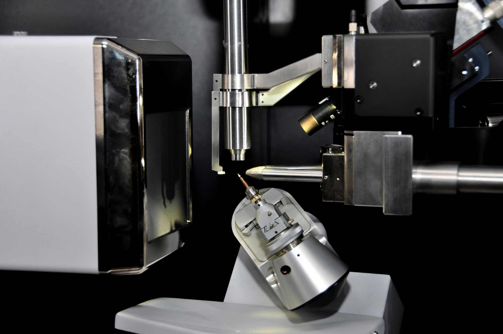 Birds eye view of a single X-ray crystallography instrument.