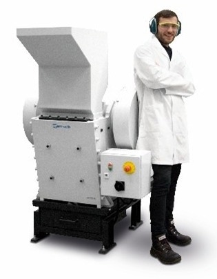 A scientist stands next to the RETSCH Jaw Crusher BB 600