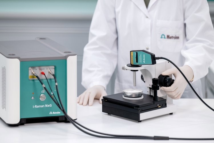 The i-Raman NxG 1064 and mounted fiber-optic probe from Metrohm were used in this study