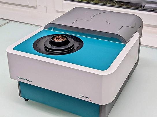 OMNIS NIR Analyzer Solid with roasted coffee beans in the small cup OMNIS NIR, 60 mm
