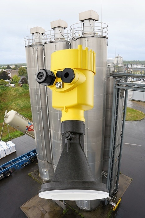 A true all-rounder for level measurement: VEGAPULS 6X – the radar sensor used by Renolit both for liquids in small IBCs and bulk solids in the outdoor 23 metre-high silos.