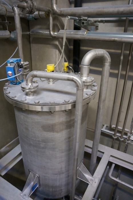 Double security: On this process vessel, a VEGAFLEX 81 guided radar sensor ensures precise interface measurement and VEGASWING 63 vibrating level switch provides reliable overfill protection.