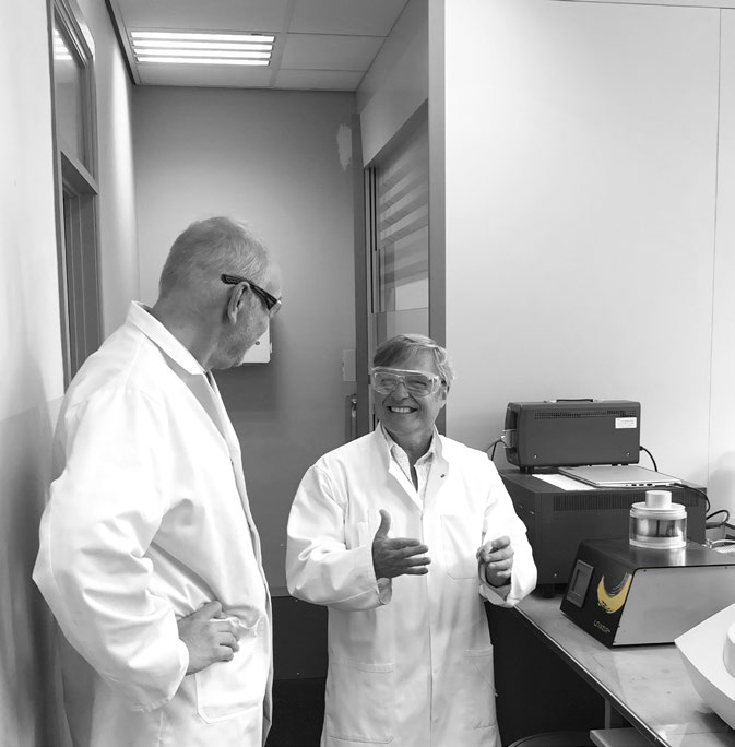 Frank Medina-Diaz from ArcelorMittal Defectuology lab with Jan De Munck from LUXOR at the LUXOR<sup>Au</sup> coater