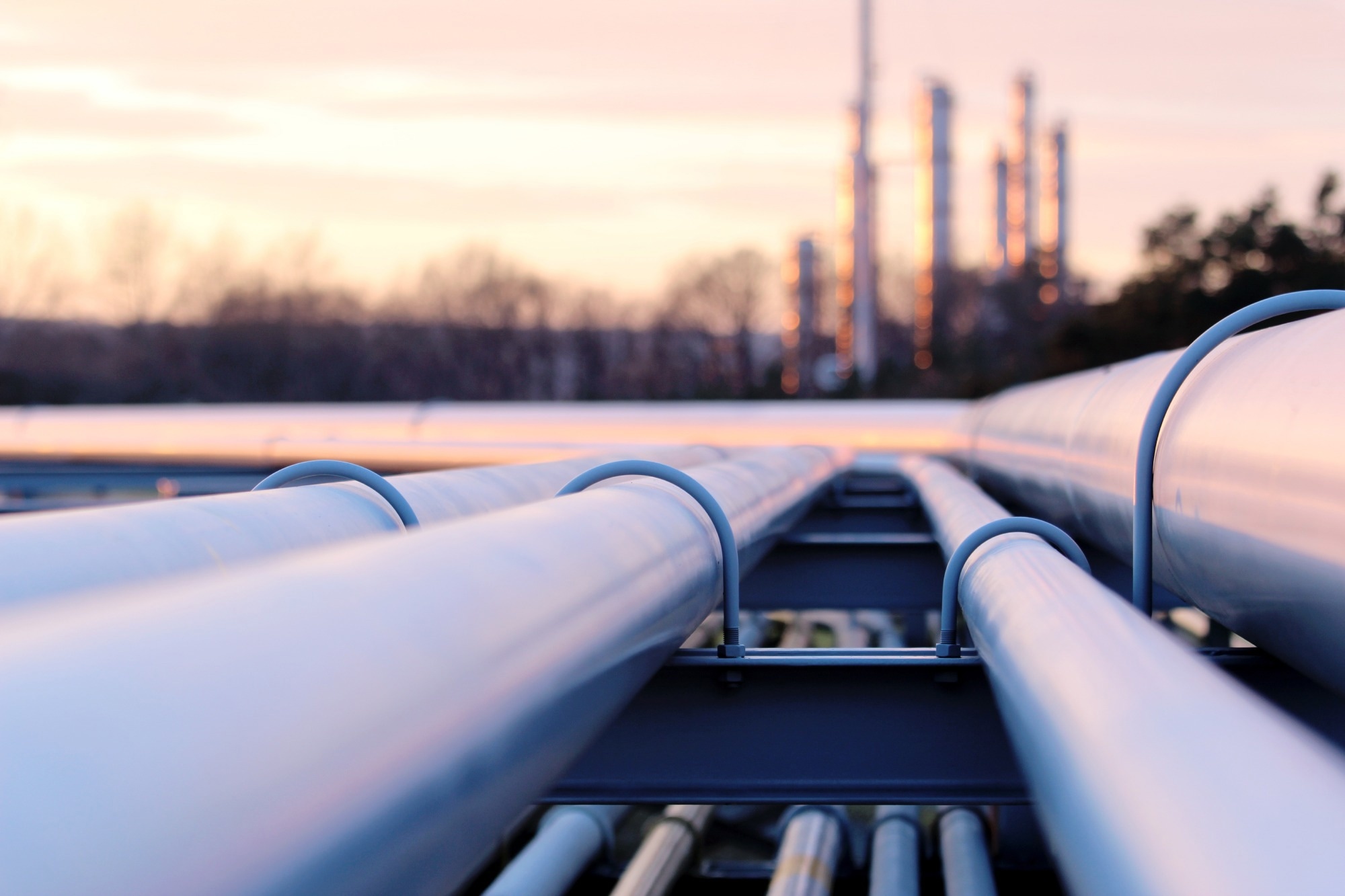 A picture of pipes in a crude oil factory